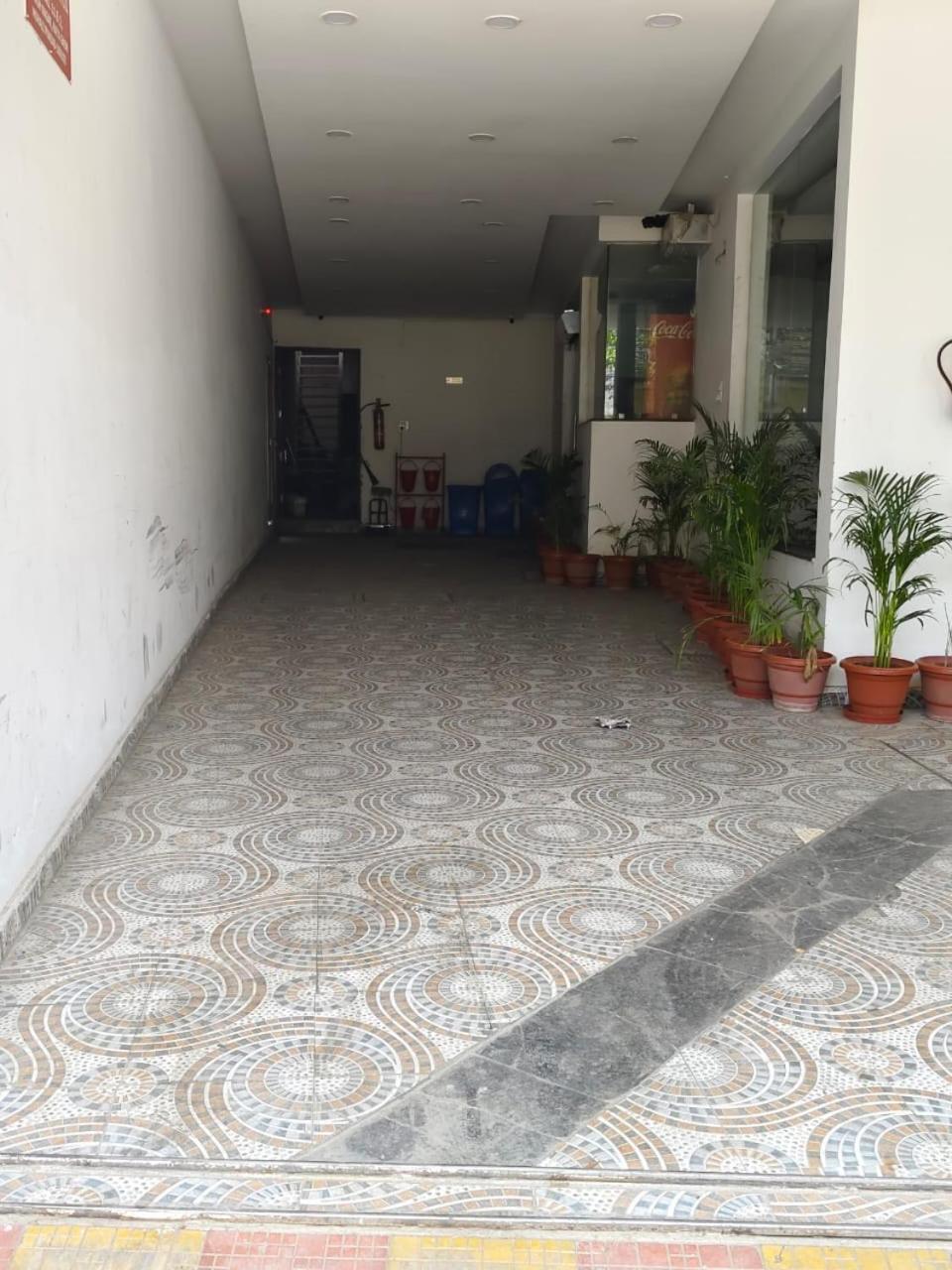 Treebo Royal Empire Adarsh Nagar, Chandigarh Hotel Екстериор снимка